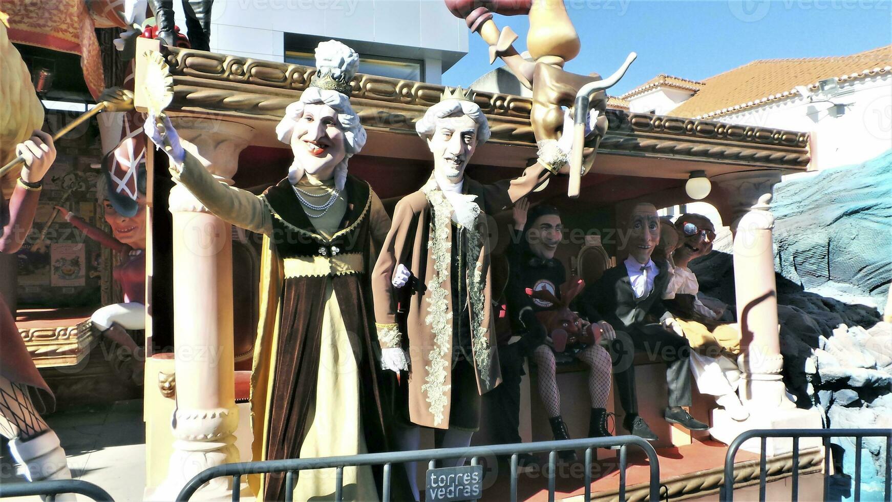 carnaval 2023, torres vedras, Portugal. cómic teatral marioneta cifras de personas foto