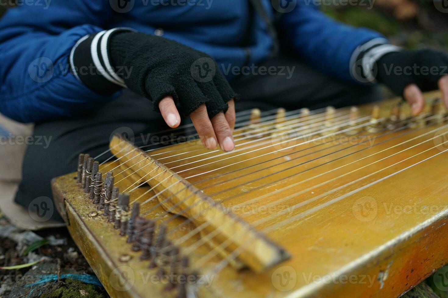 un hombre jugando Kecapi tradicional sundanés música en el ciudadana, bandung, oeste Java, Indonesia. foto