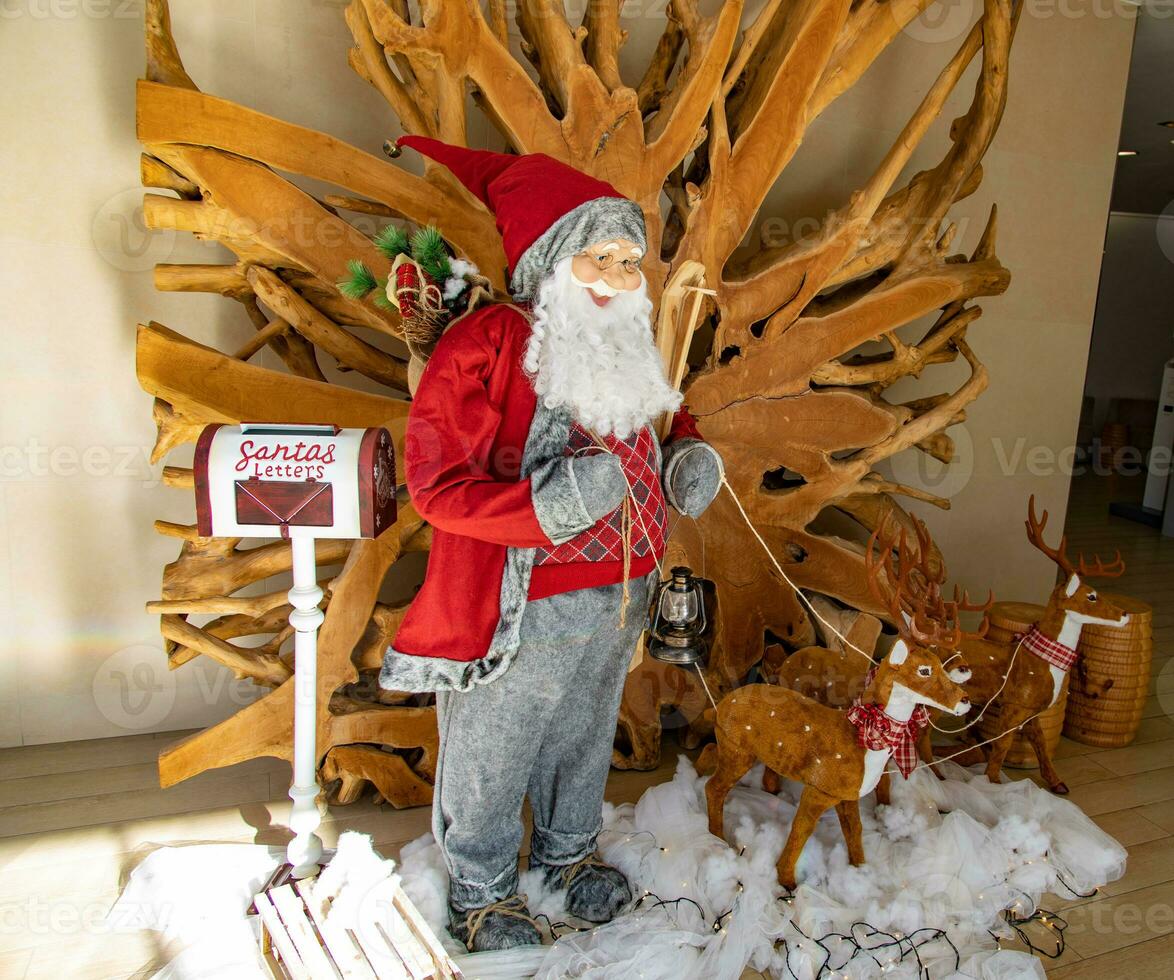 decoración con pequeño Papa Noel y reno y esquís en el interior durante Navidad foto