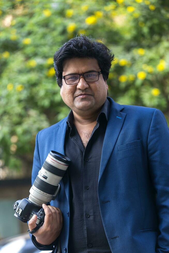 bangladesh, enero 24, 2018 un al aire libre retrato de el moderno película director y guionista artista dipankar Dipon a plátano, dhaka. foto