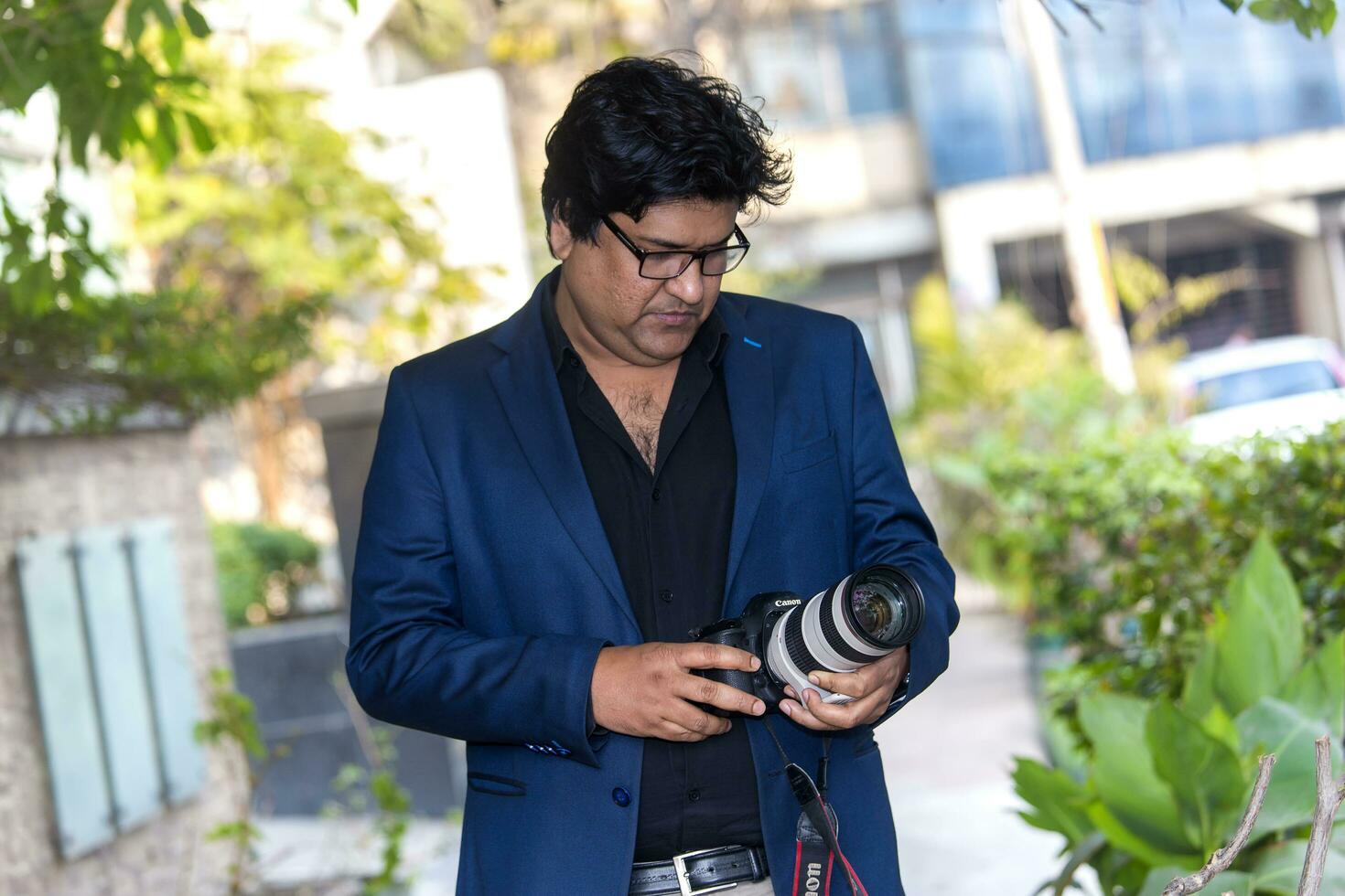 bangladesh, enero 24, 2018 un al aire libre retrato de el moderno película director y guionista artista dipankar Dipon a plátano, dhaka. foto