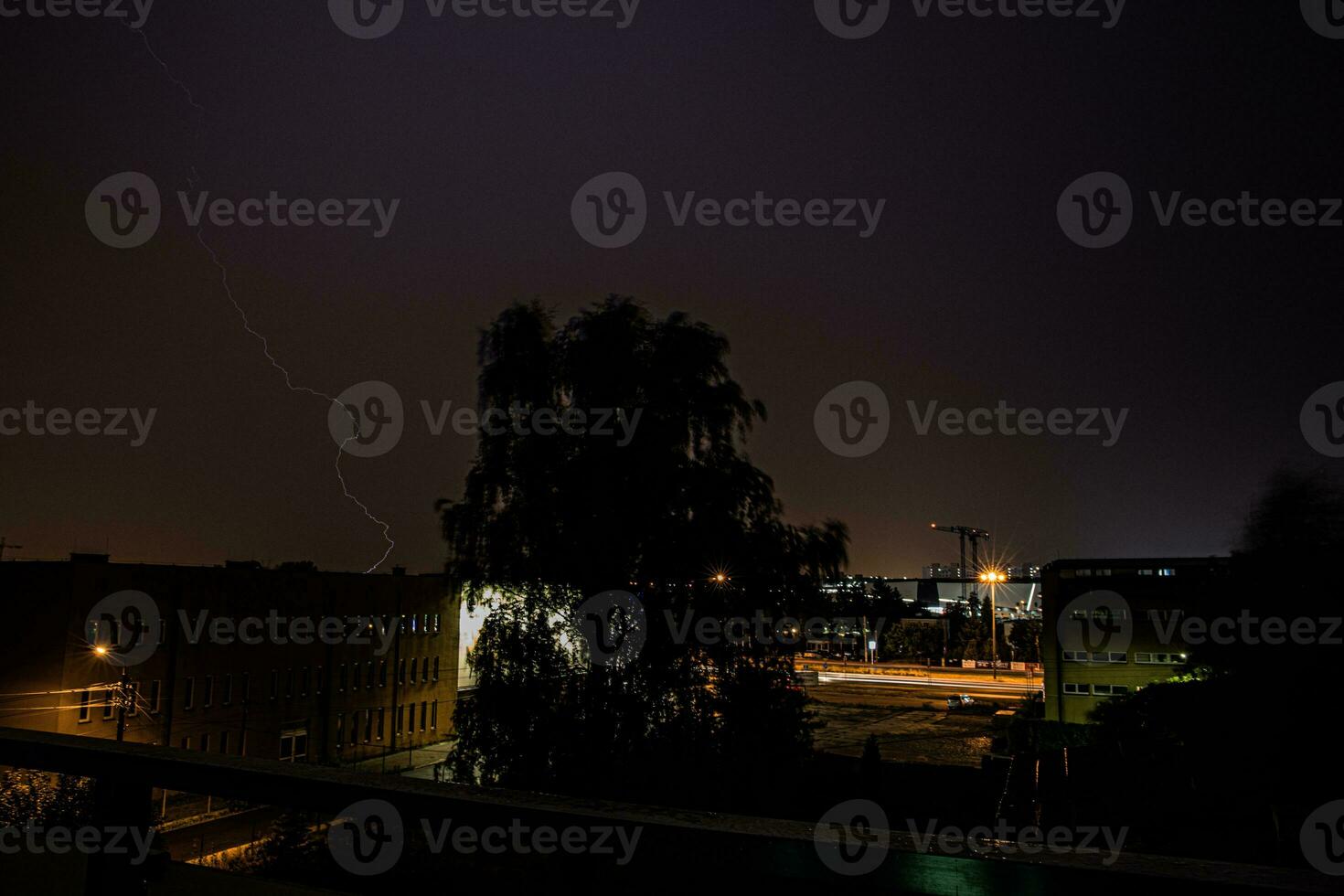 hermosa noche verano suburbano paisaje con tormenta y relámpago foto