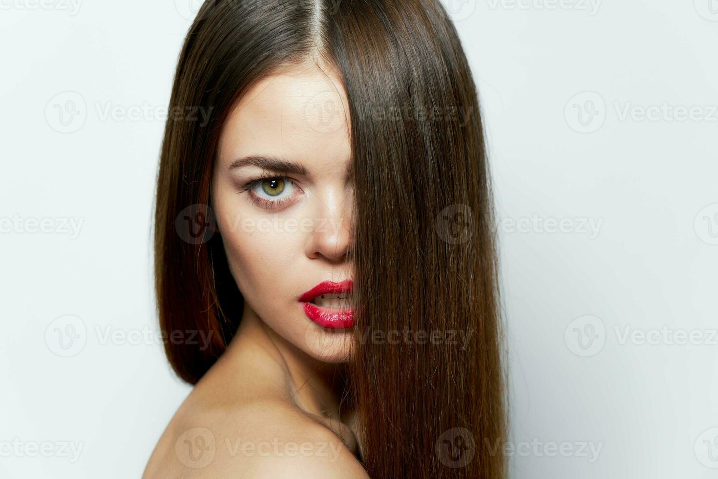 mujer retrato largo pelo rojo lápiz labial desnudo espalda brillante maquillaje foto