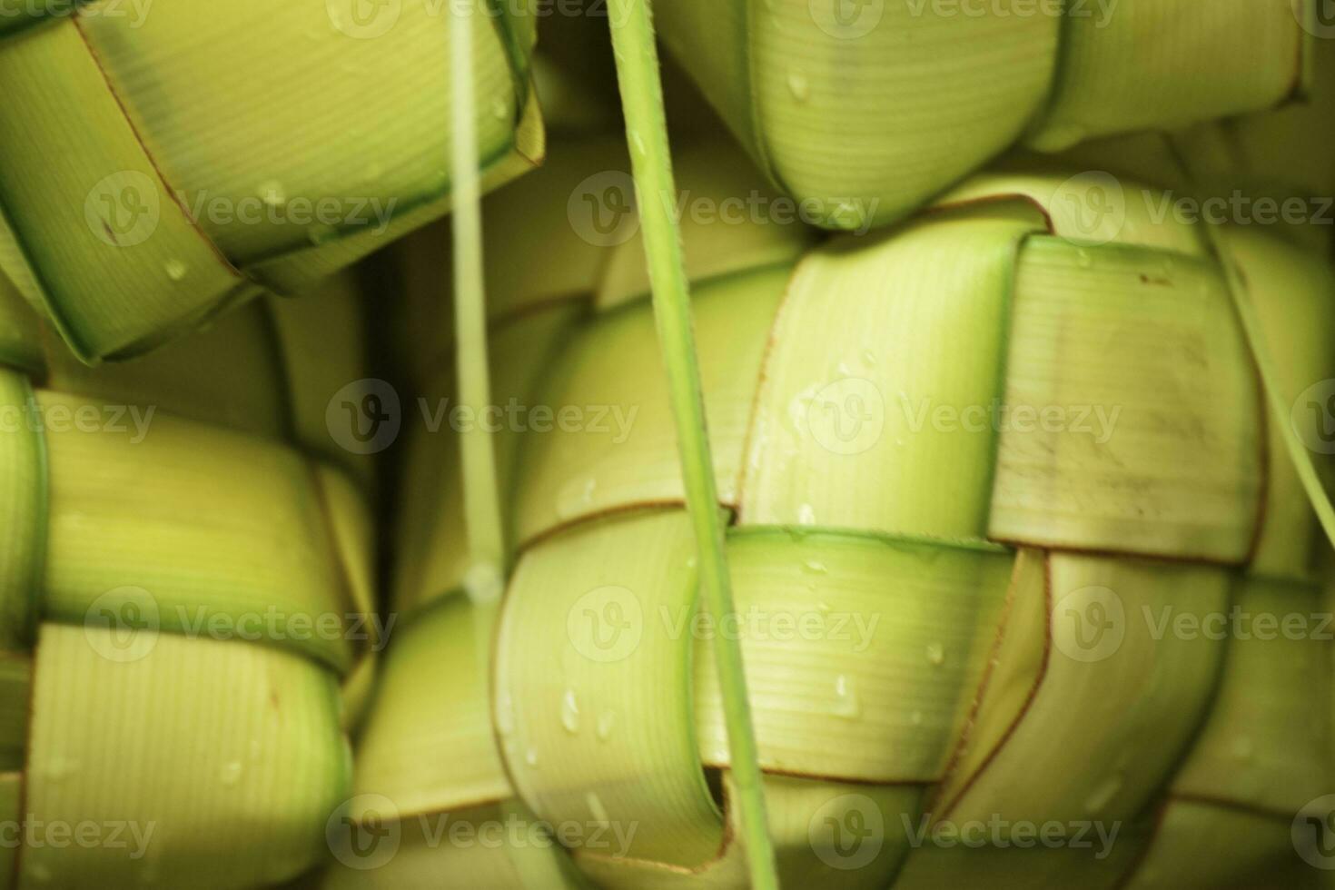 ketupat asiático arroz bola de masa hervida. ketupat es un natural arroz caja hecho desde joven Coco hojas para Cocinando arroz durante eid Mubarak eid ul fitr foto