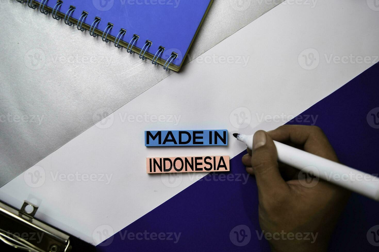 hecho en Indonesia texto en pegajoso notas con color oficina escritorio concepto foto