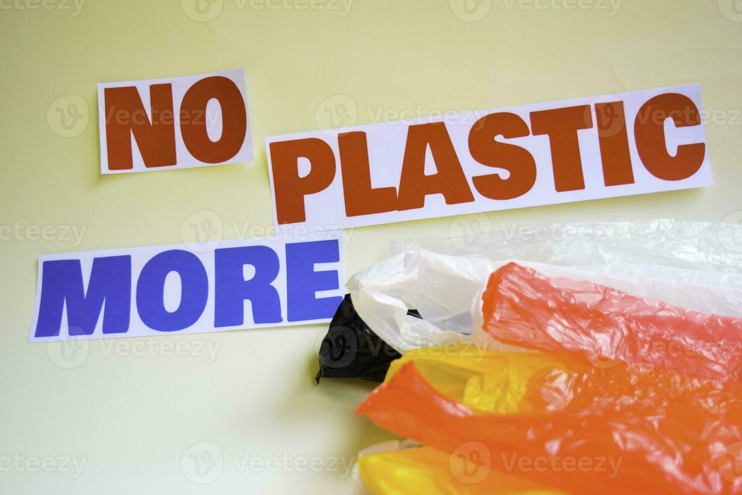 No más el plastico mensaje. eso muestra un el plastico con lema y selectivo atención No más el plastico texto. foto