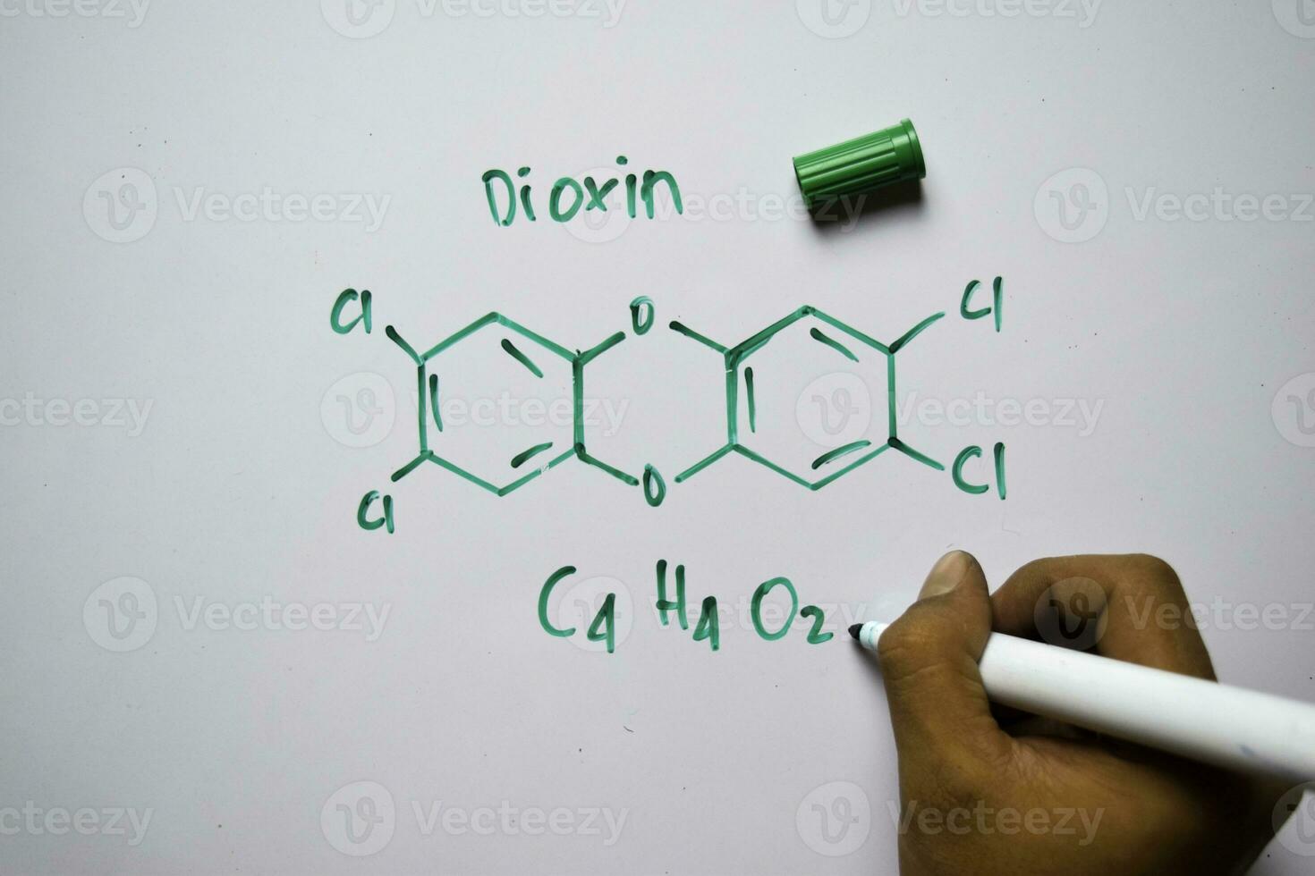 dioxina molécula escrito en el blanco tablero. estructural químico fórmula. educación concepto foto