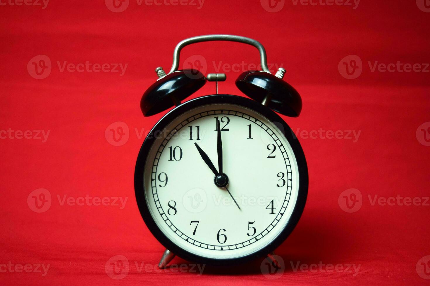 11 o clock,am,pm,arrow,axis,background,business,chronometer,circle,circular,clock,clockface,clockwise,clockwork,closeup,concept,countdown,detail,eleven,high photo