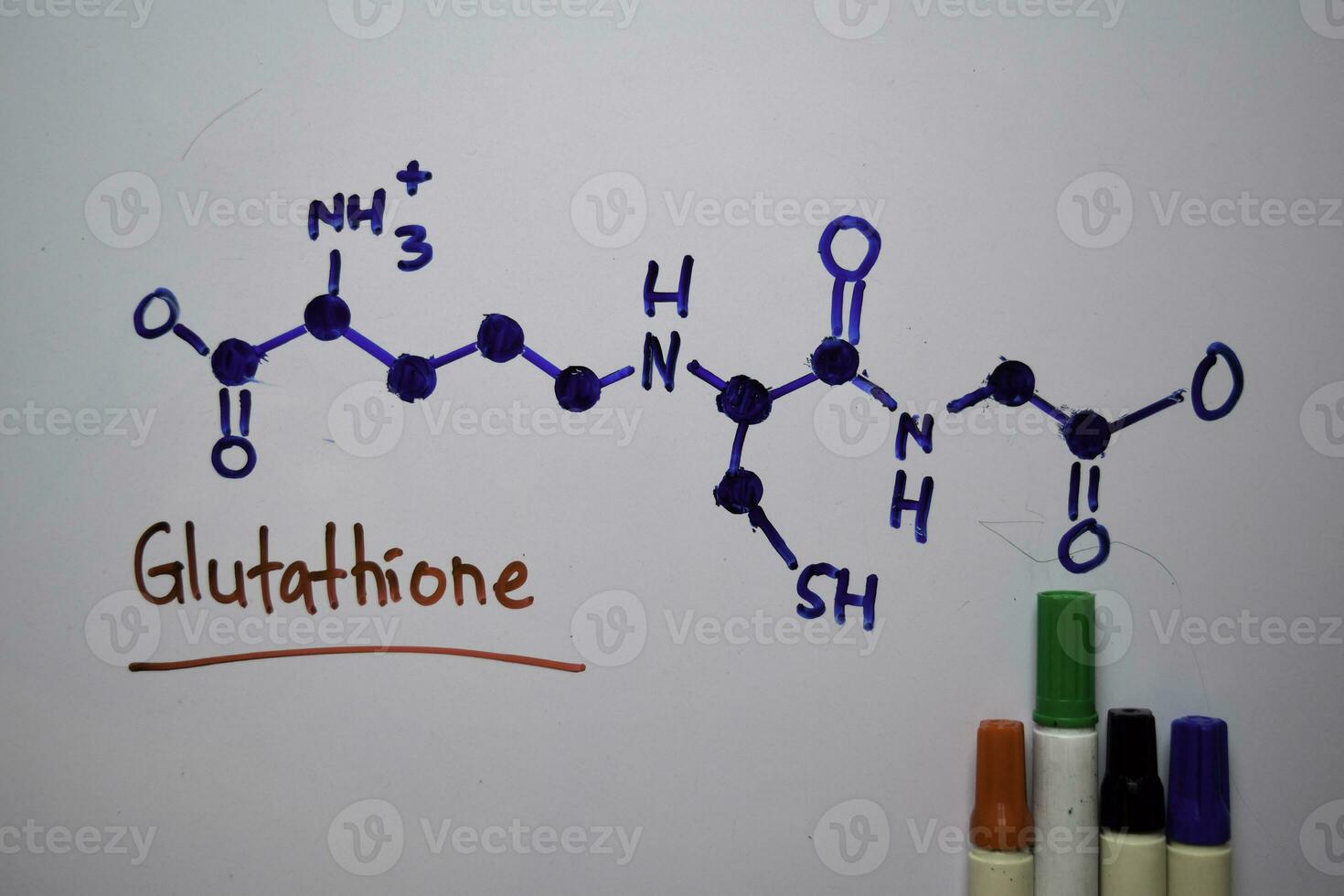glutatión. importante en plantas y animales molécula escribir en el blanco tablero. estructural químico fórmula. educación concepto foto