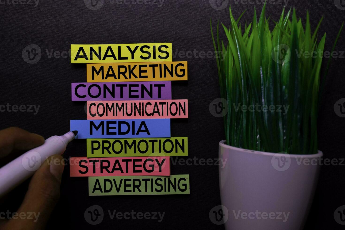 análisis, marketing, contenido, comunicación, medios de comunicación, promoción, estrategia, publicidad texto en pegajoso notas aislado en negro escritorio. mecanismo estrategia concepto foto