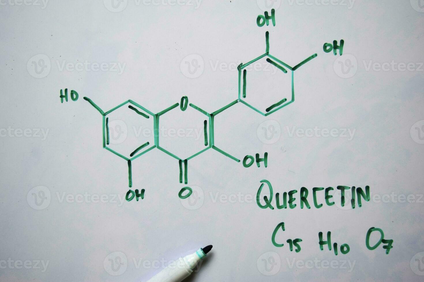 quercetina molécula escrito en el blanco tablero. estructural químico fórmula. educación concepto foto