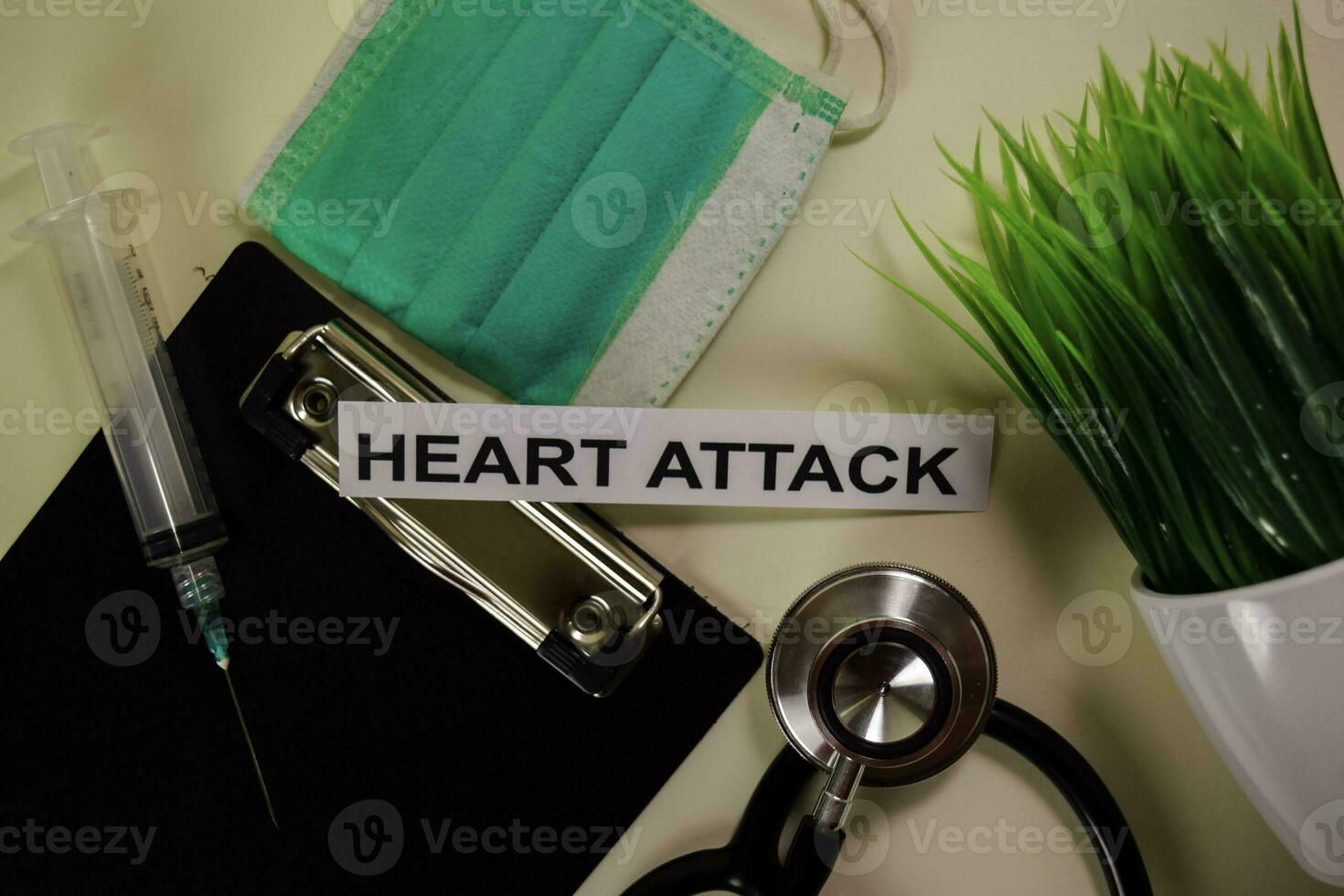 corazón ataque con inspiración y cuidado de la salud médico concepto en escritorio antecedentes foto