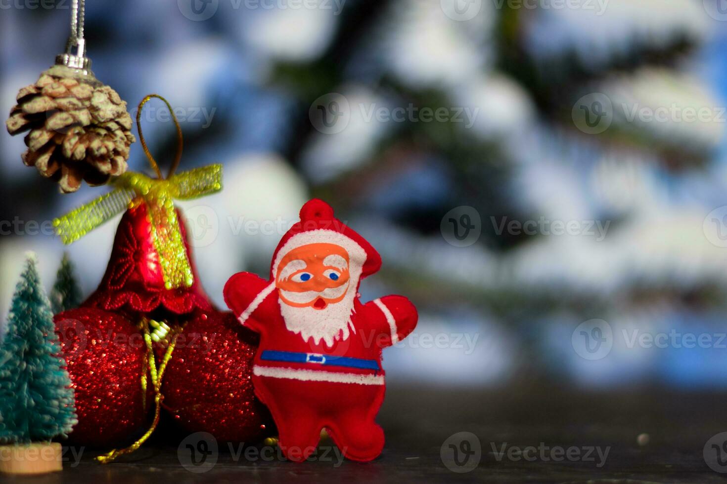 Close up decoration santa claus dolls and christmas gifts isolated on bokeh background photo