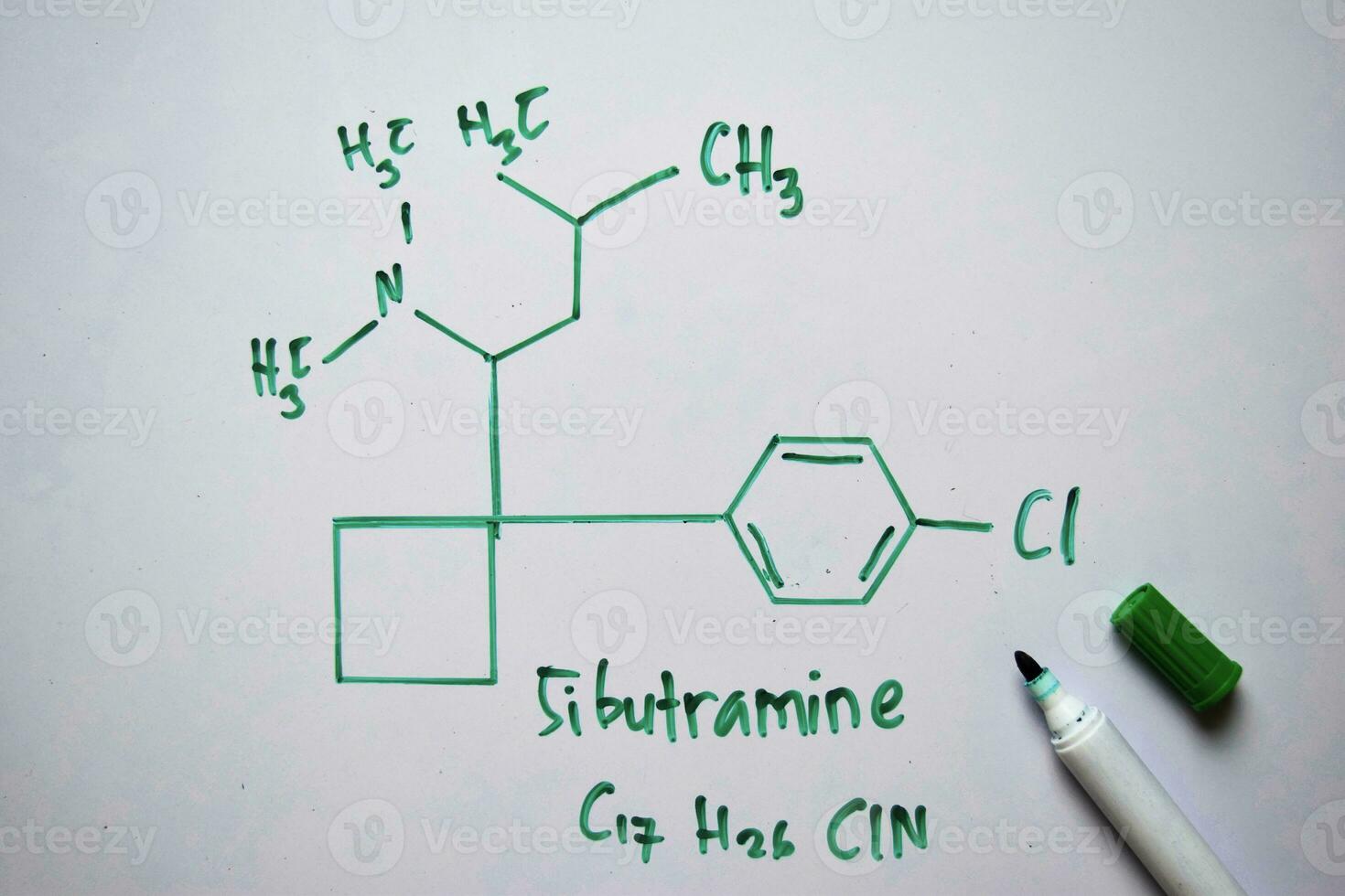 sibutramina molécula escrito en el blanco tablero. estructural químico fórmula. educación concepto foto