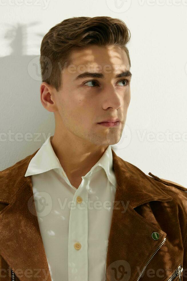 elegante hombre vistiendo marrón chaqueta de cerca retrato recortado ver foto