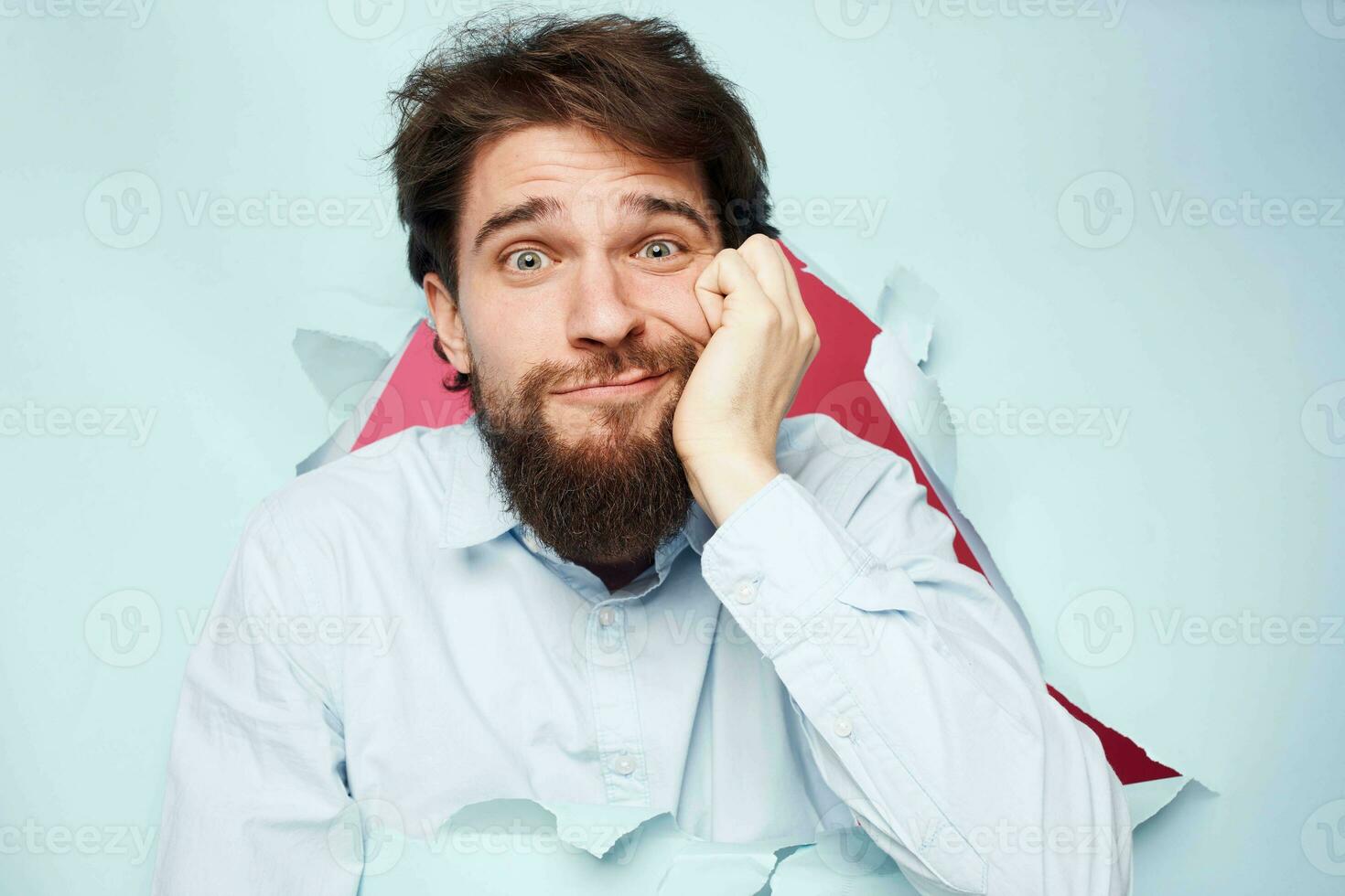 hombre en gerente camisa asoma fuera de el pared emociones foto