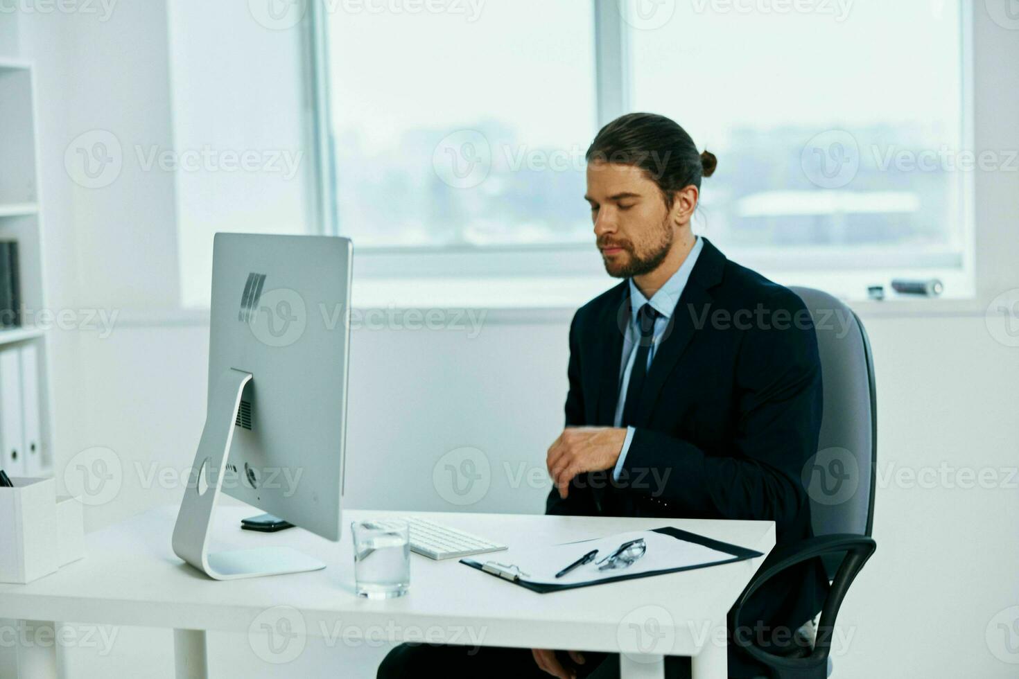 oficina trabajador un oficial es trabajando a el computadora tecnologías foto