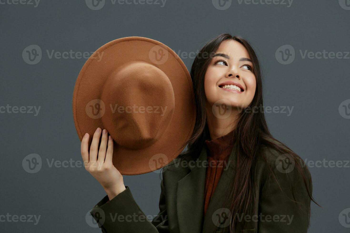 joven mujer marrón sombrero mano gestos Moda emociones aislado antecedentes foto
