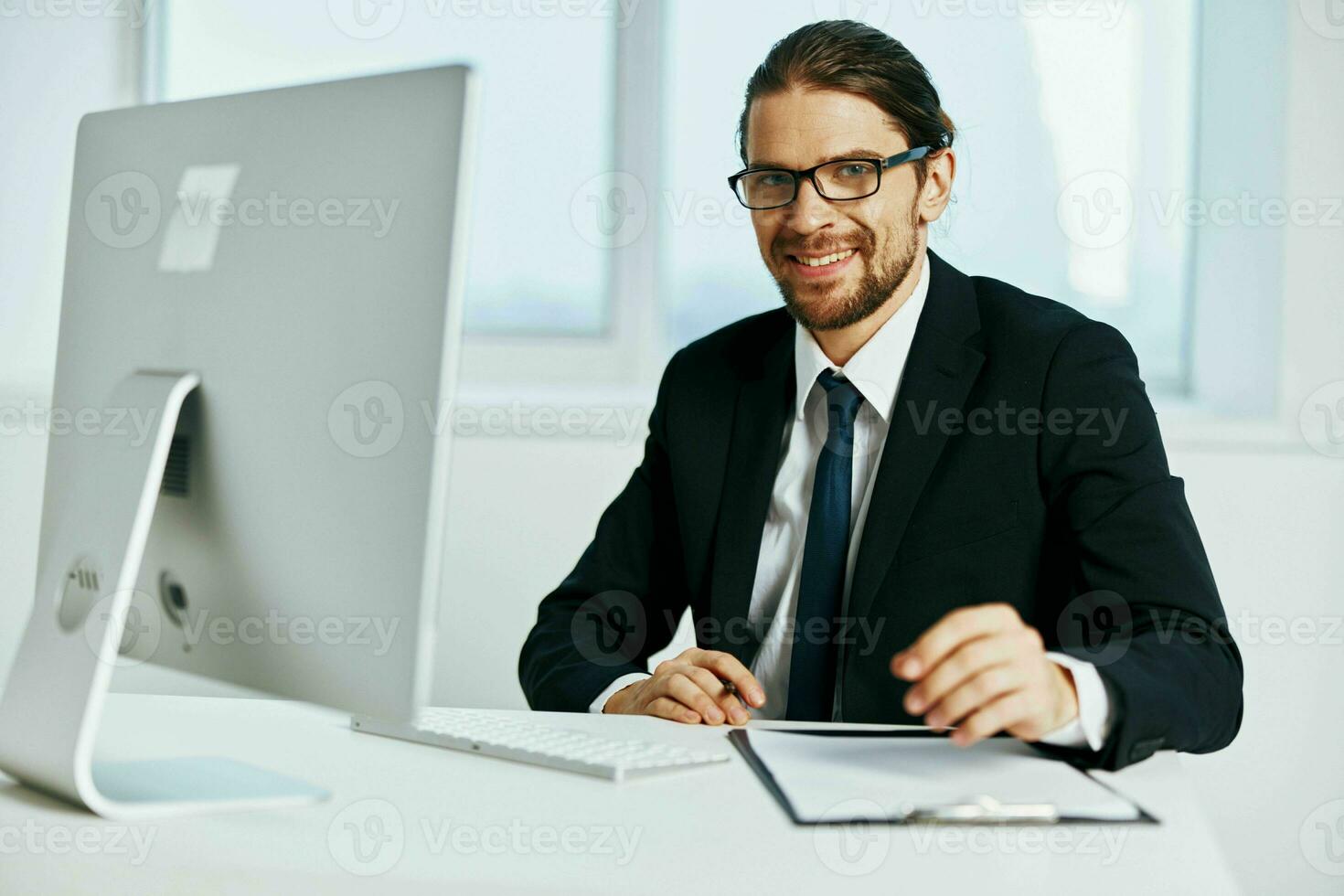 hombre en un traje en un traje oficina trabajo teléfono estilo de vida foto