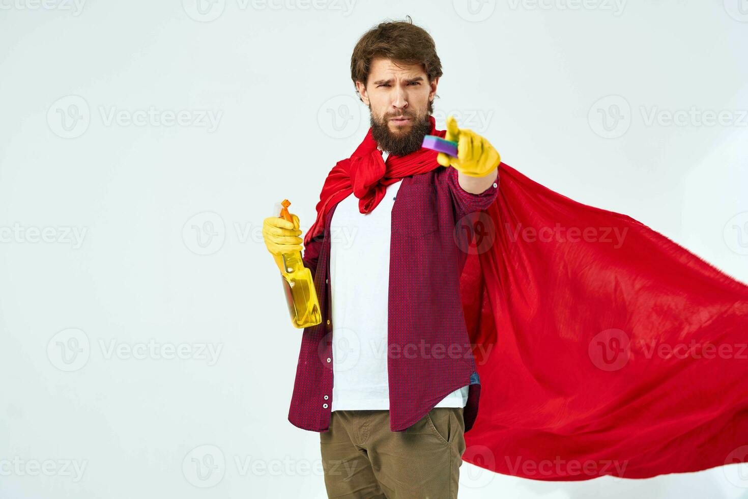 hombre en rojo impermeable vistiendo caucho guantes profesional ayuda alrededor el casa limpieza foto