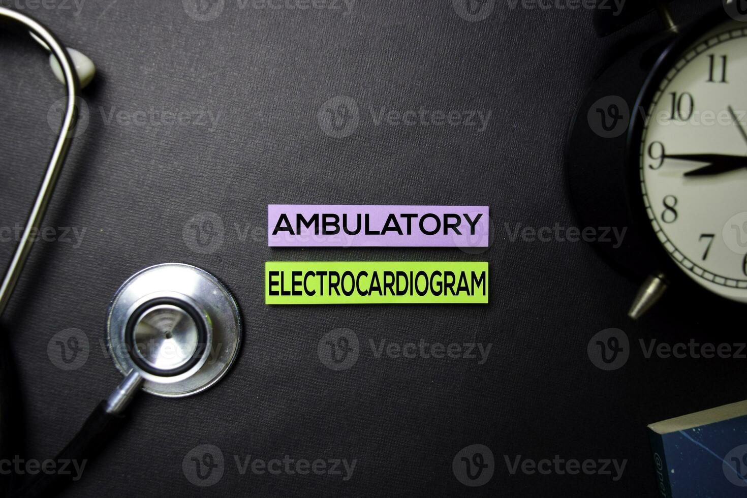 ambulatorio electrocardiograma texto en pegajoso notas parte superior ver aislado en negro antecedentes. cuidado de la salud médico concepto foto