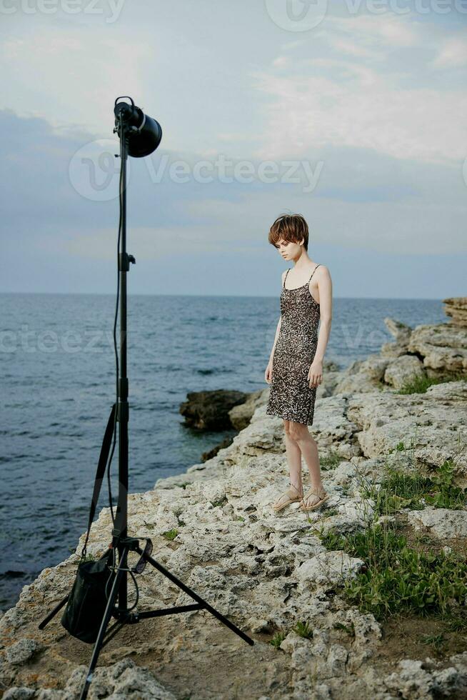 bonito mujer mar piedras libertad posando elegancia foto