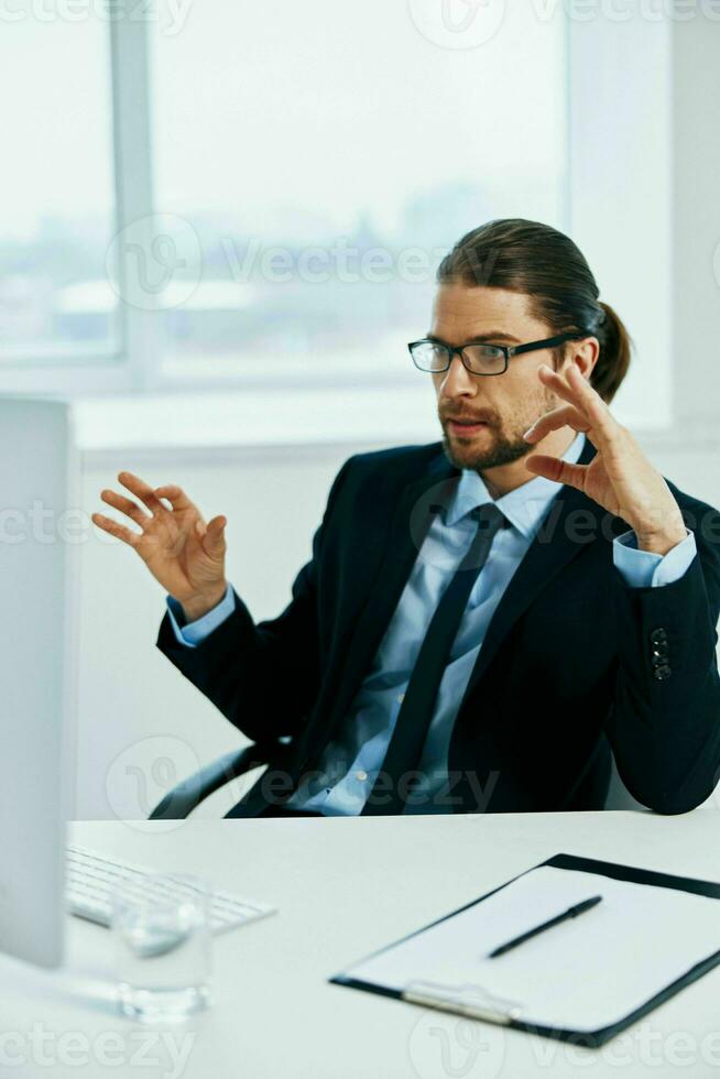 el hombre en un traje con lentes auto confianza trabajo estilo de vida foto