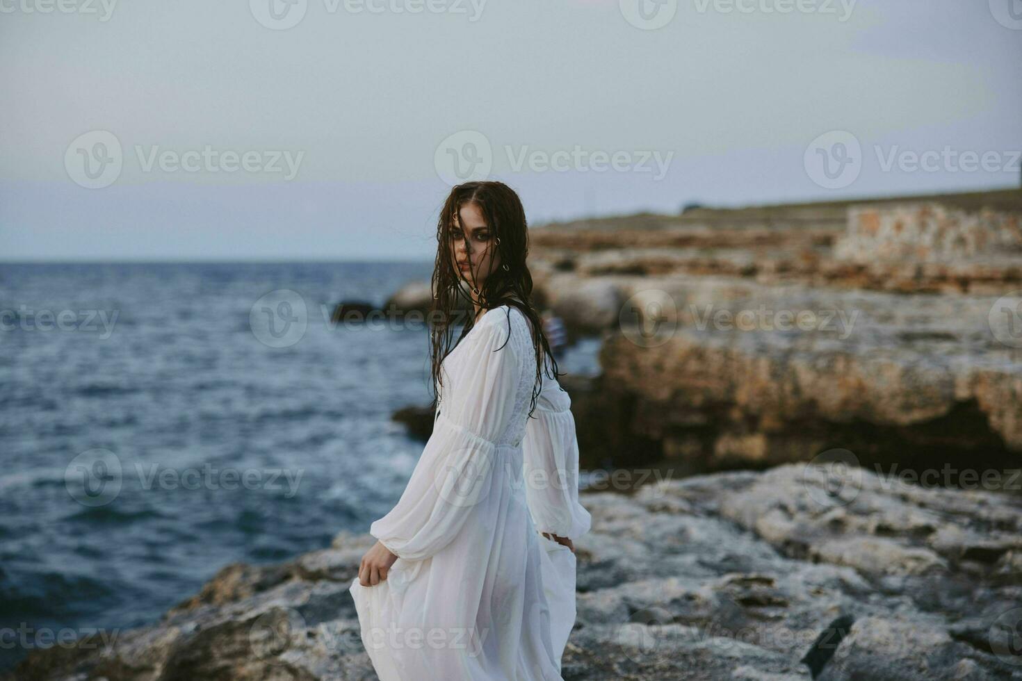 mujer viajero disfrutando para ver de el hermosa mar en su fiesta libertad foto