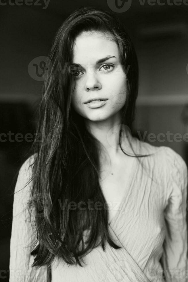 retrato de un hermosa mujer posando al aire libre Moda elegante estilo foto