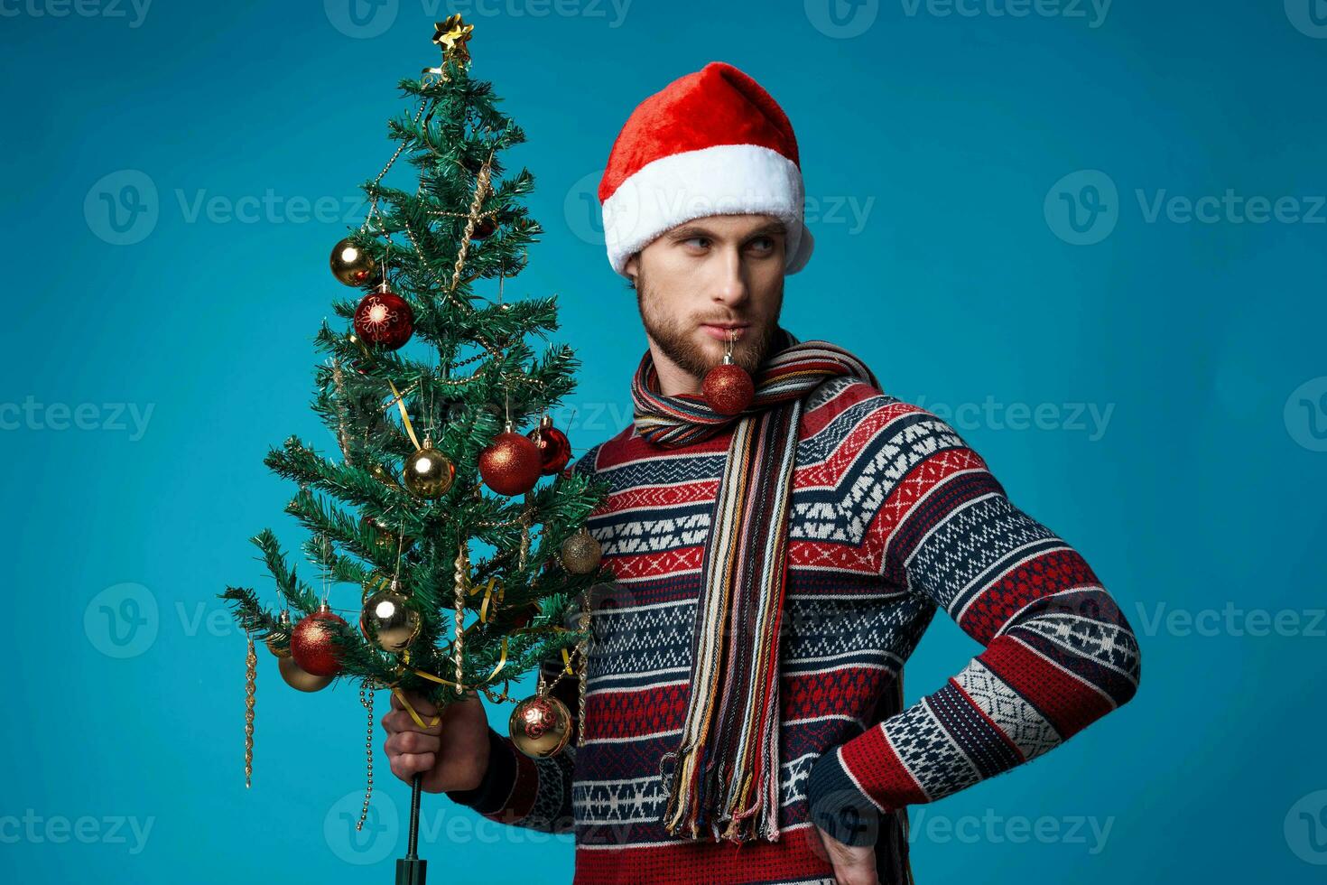 emocional hombre en un Papa Noel sombrero Navidad decoraciones fiesta nuevo año rojo antecedentes foto