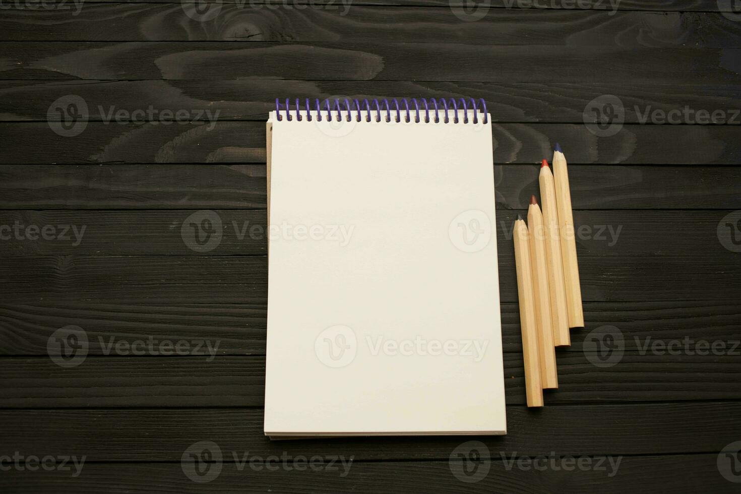 cuaderno lapices de madera mesa herramientas para artistas foto