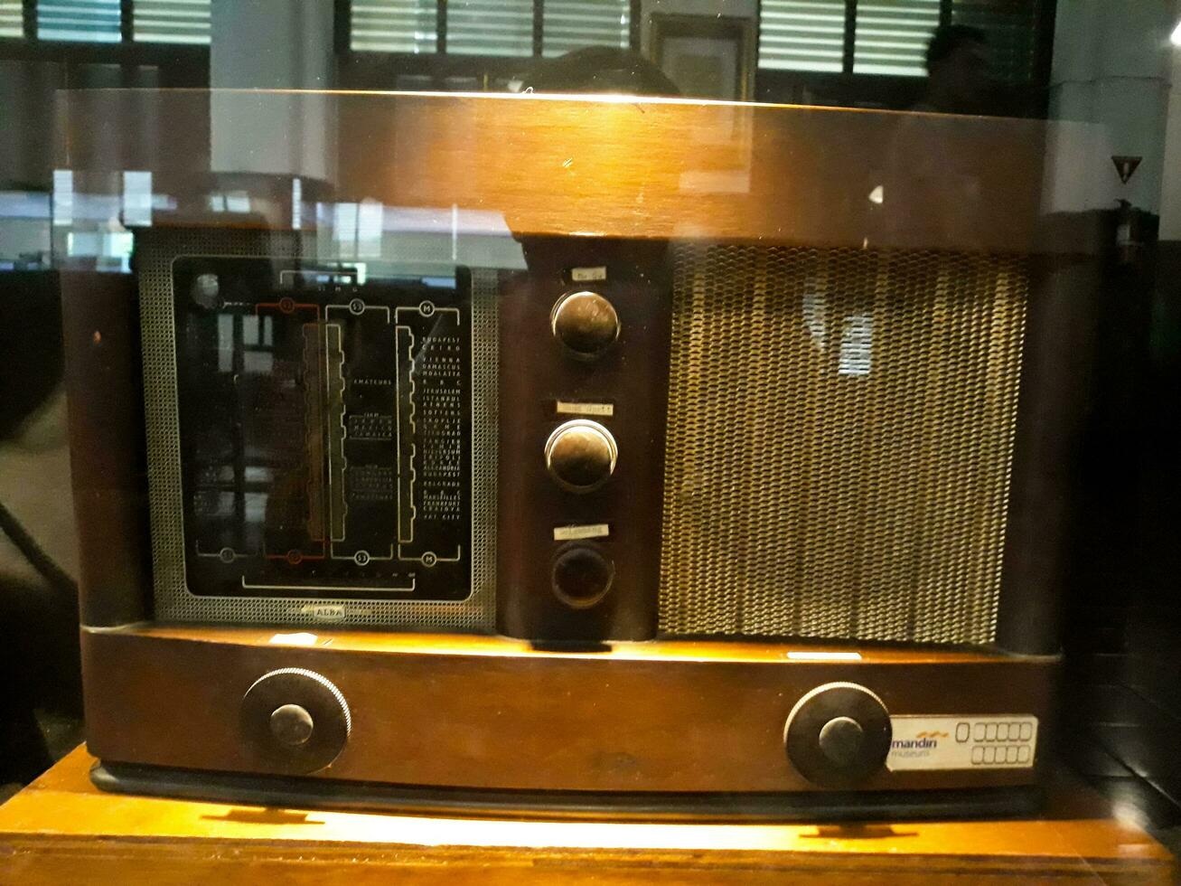 antiguo Clásico radio de cerca botón. todavía vida en museo mandiri Jacarta, Indonesia, abril 8, 2019 foto