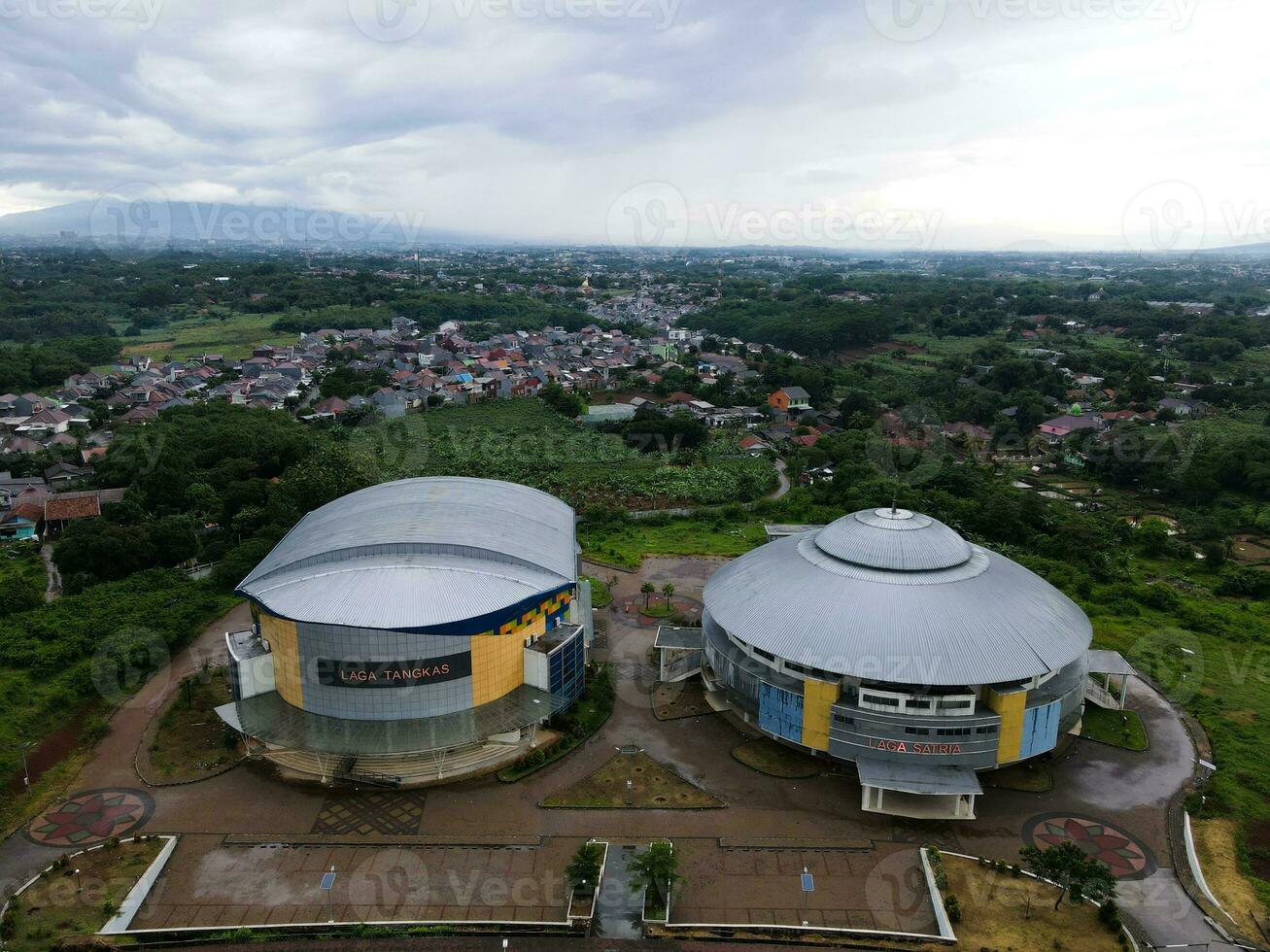 aéreo ver de el mas grande estadio Deportes arena desde zumbido. bogor, Indonesia - enero, 8, 2021 foto