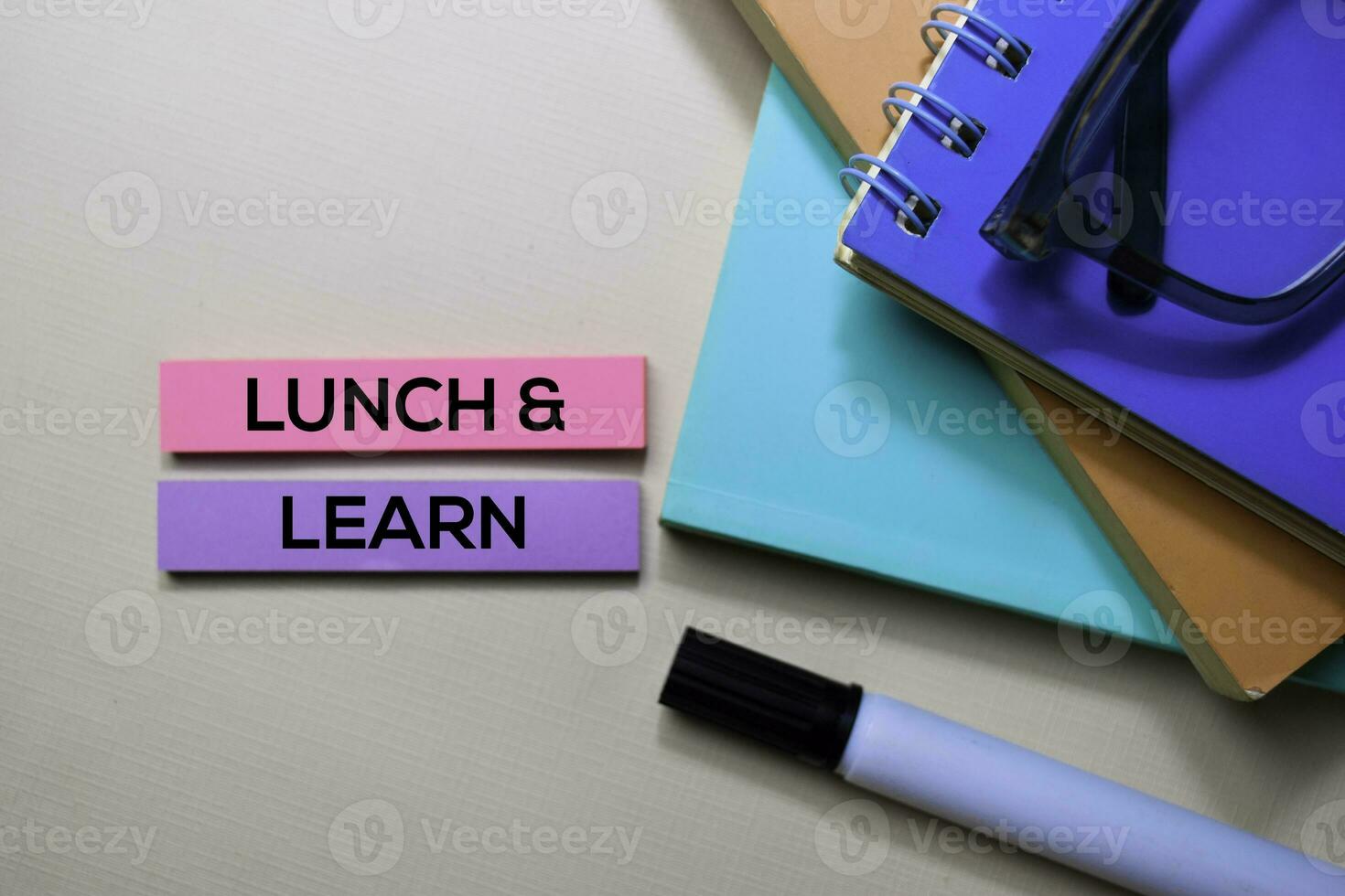 almuerzo y aprender texto en pegajoso notas aislado en oficina escritorio foto