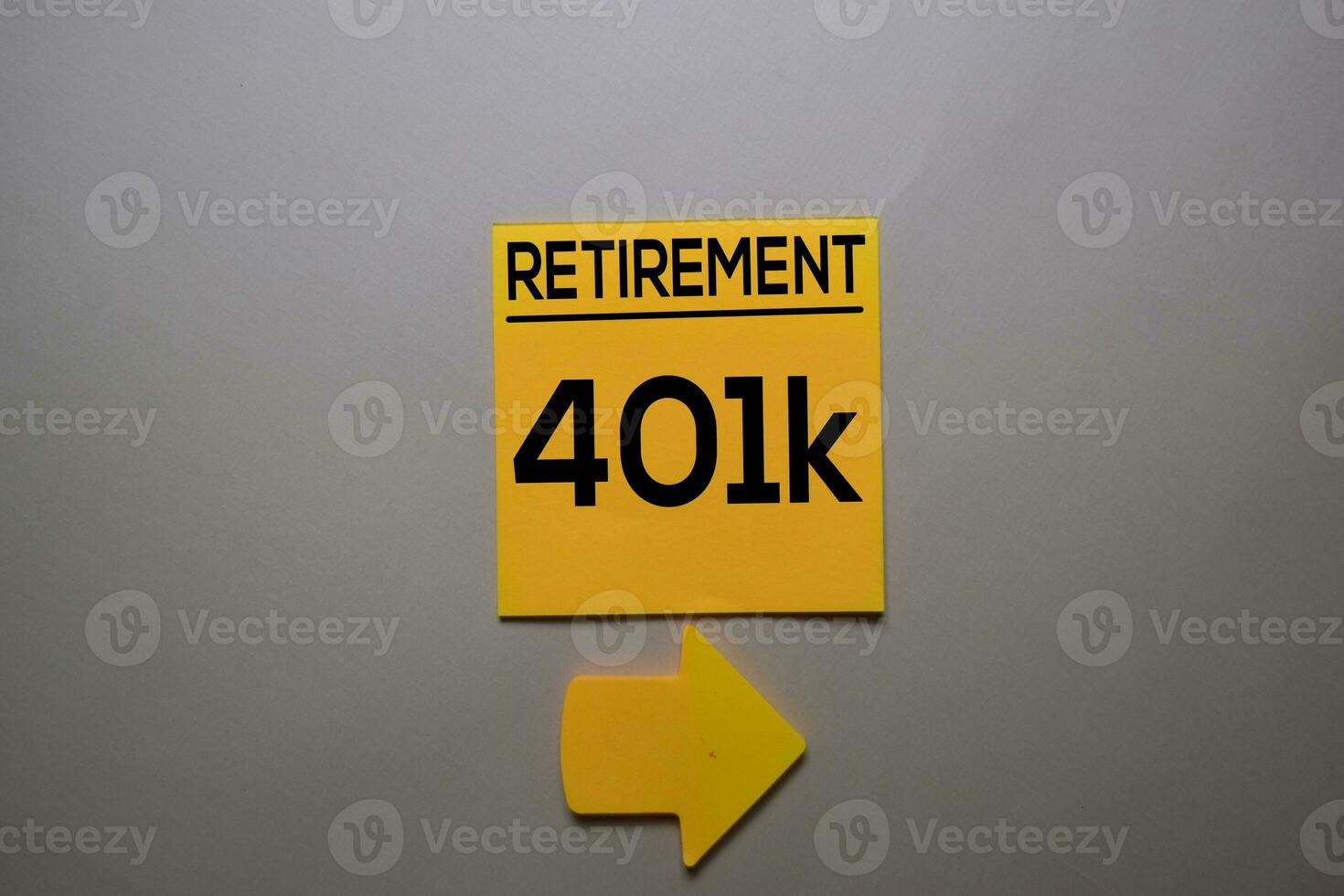 Retirement 401k write on a sticky note isolated on office desk. photo