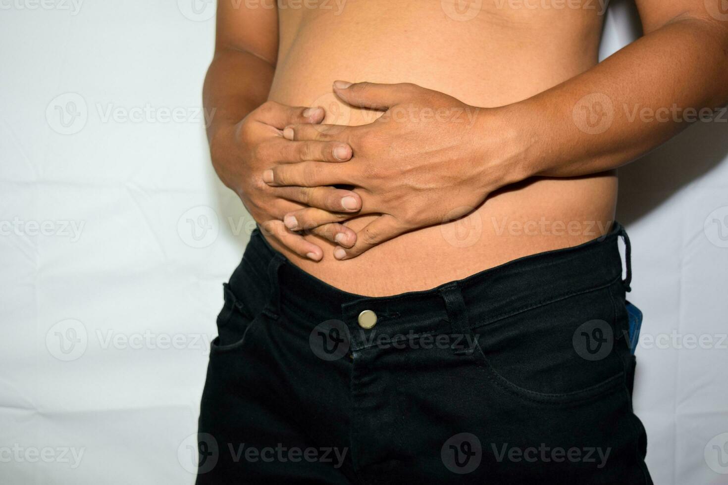 cerca arriba asiático hombre obtener estómago dolor aislado en blanco antecedentes foto