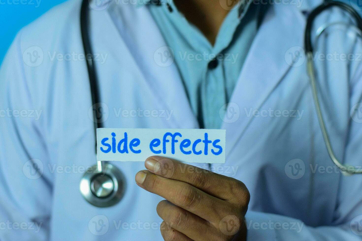 médico participación un tarjeta con texto lado efectos médico y cuidado de la salud concepto. foto