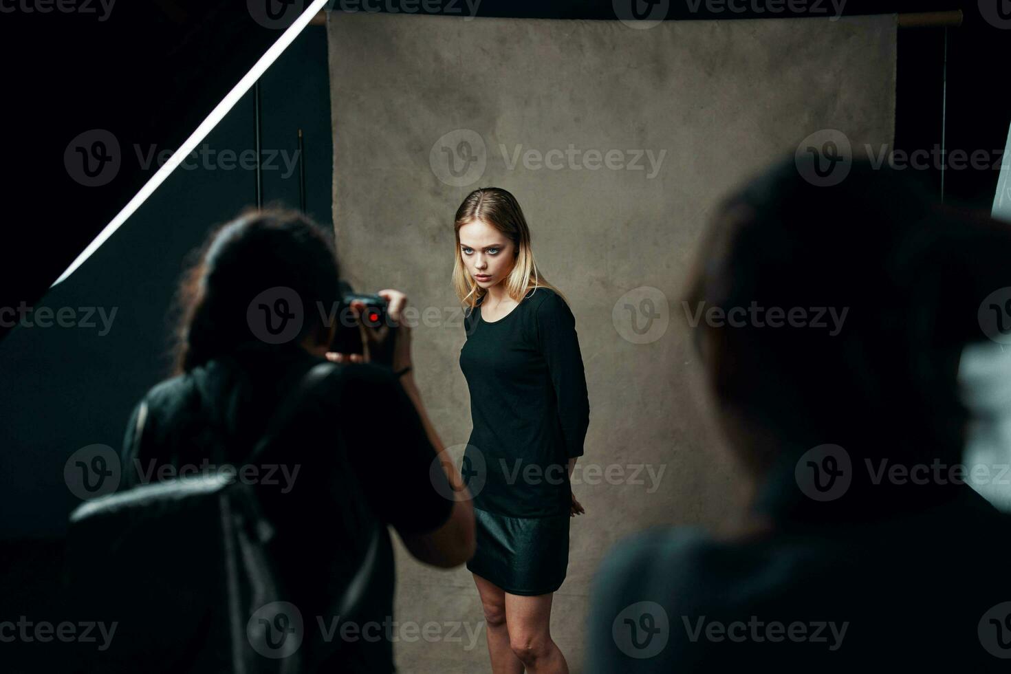 mujer posando para fotógrafo estudio profesional foto