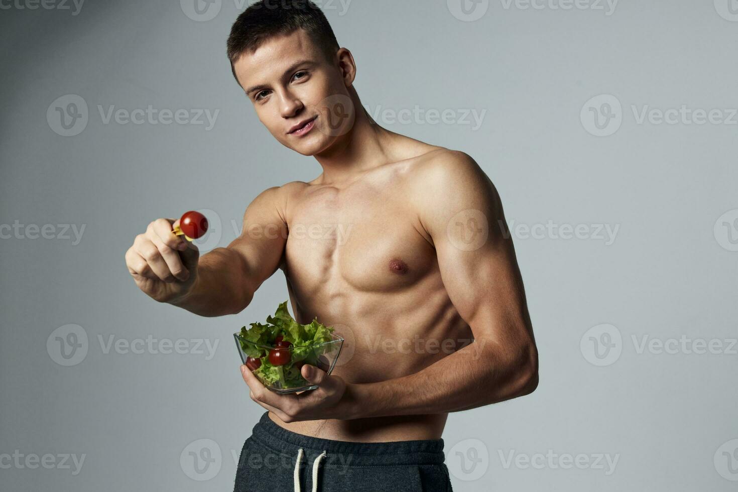 atlético hombre muscular torso plato ensalada sano comida aislado antecedentes foto