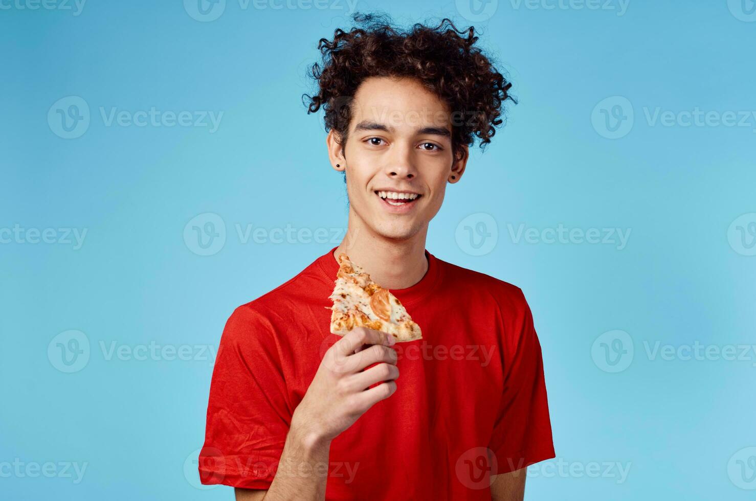 chico dónde es él y pelo en un rojo camiseta con un rebanada de Pizza en un azul antecedentes foto
