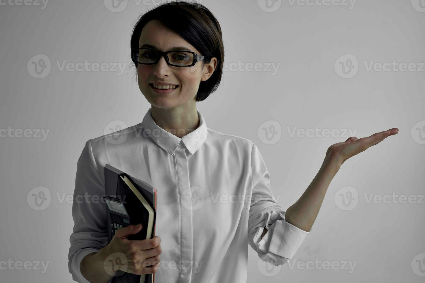 mujer en blanco camisa documentos profesional trabajo estudio foto