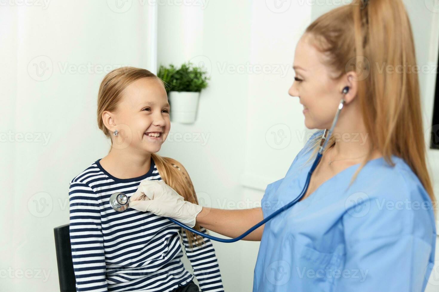 mujer médico examina un niño en hospital tratamiento foto