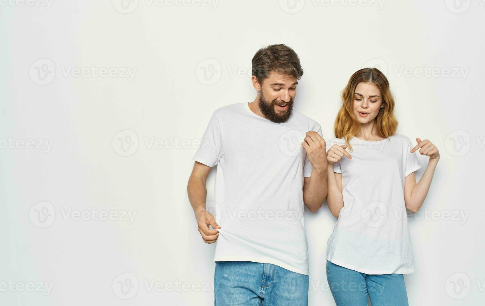 joven Pareja en blanco camisetas comunicación Moda divertido foto