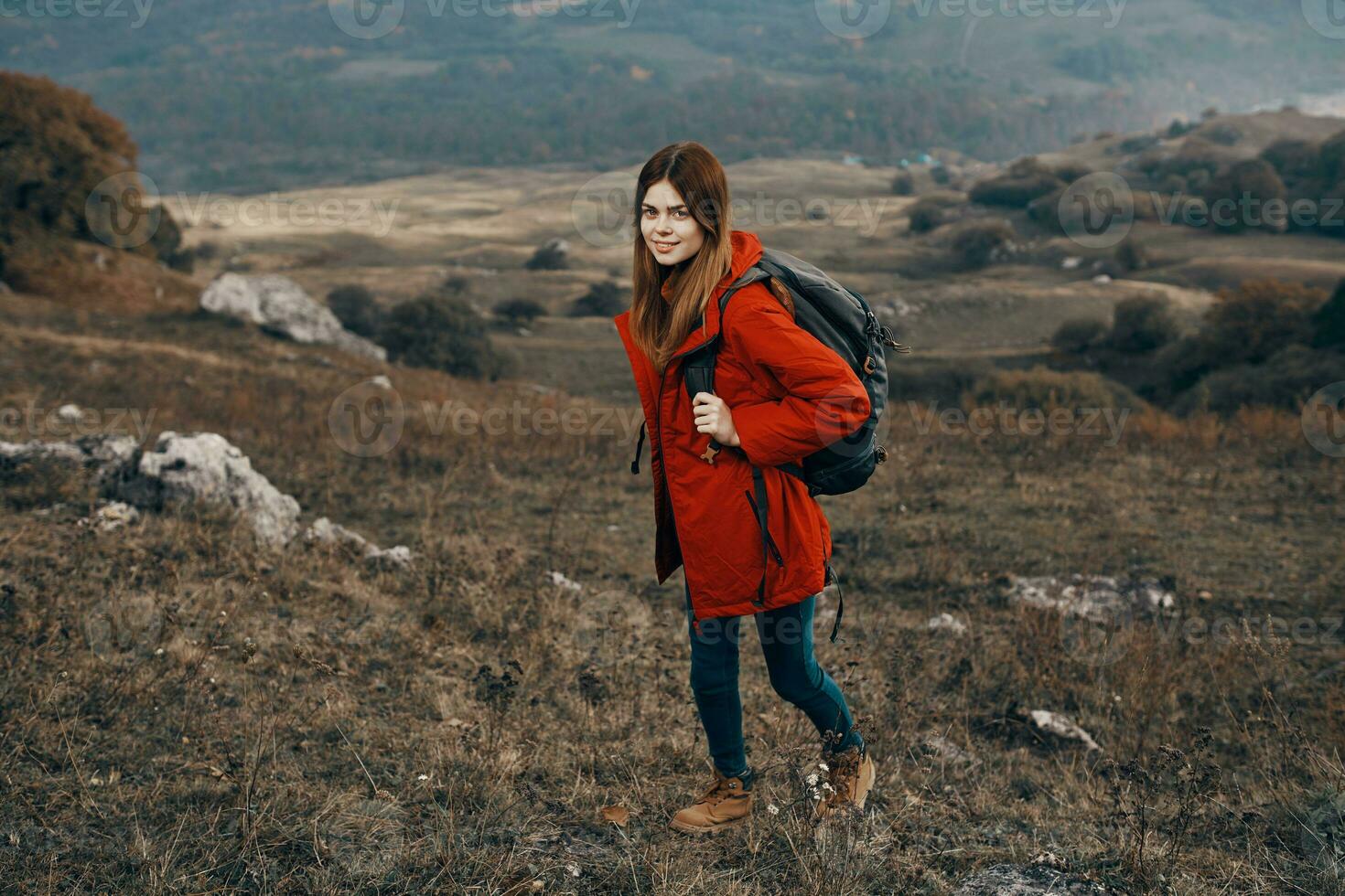 mujer en un chaqueta con un mochila montañas estepa paisaje otoño calentar ropa modelo foto