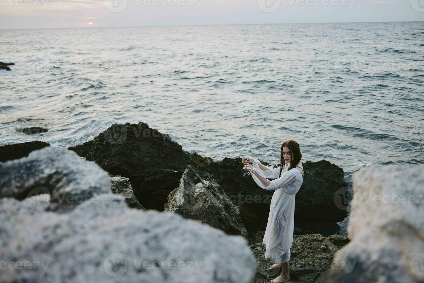 mujer en blanco vestir viaje piedras Oceano paisaje inalterado foto