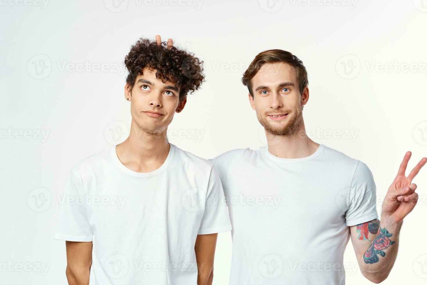 dos hombres en blanco camisetas gesticulando con su manos amistad estudio foto