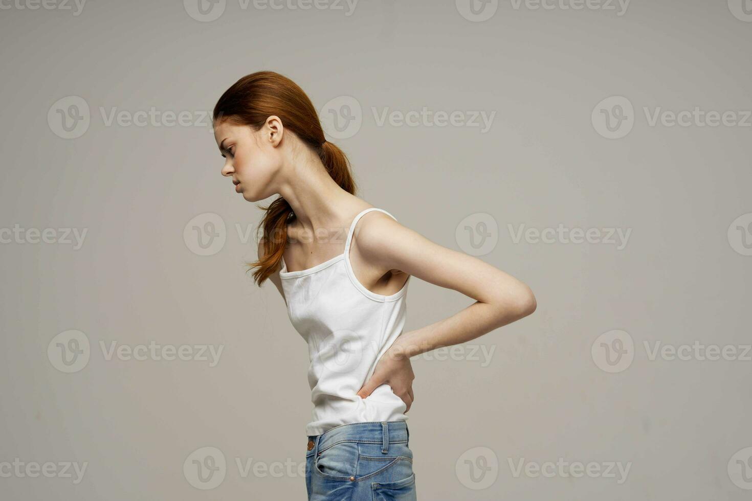 mujer en blanco camiseta dolor síntomas en el articulaciones artritis estudio tratamiento foto