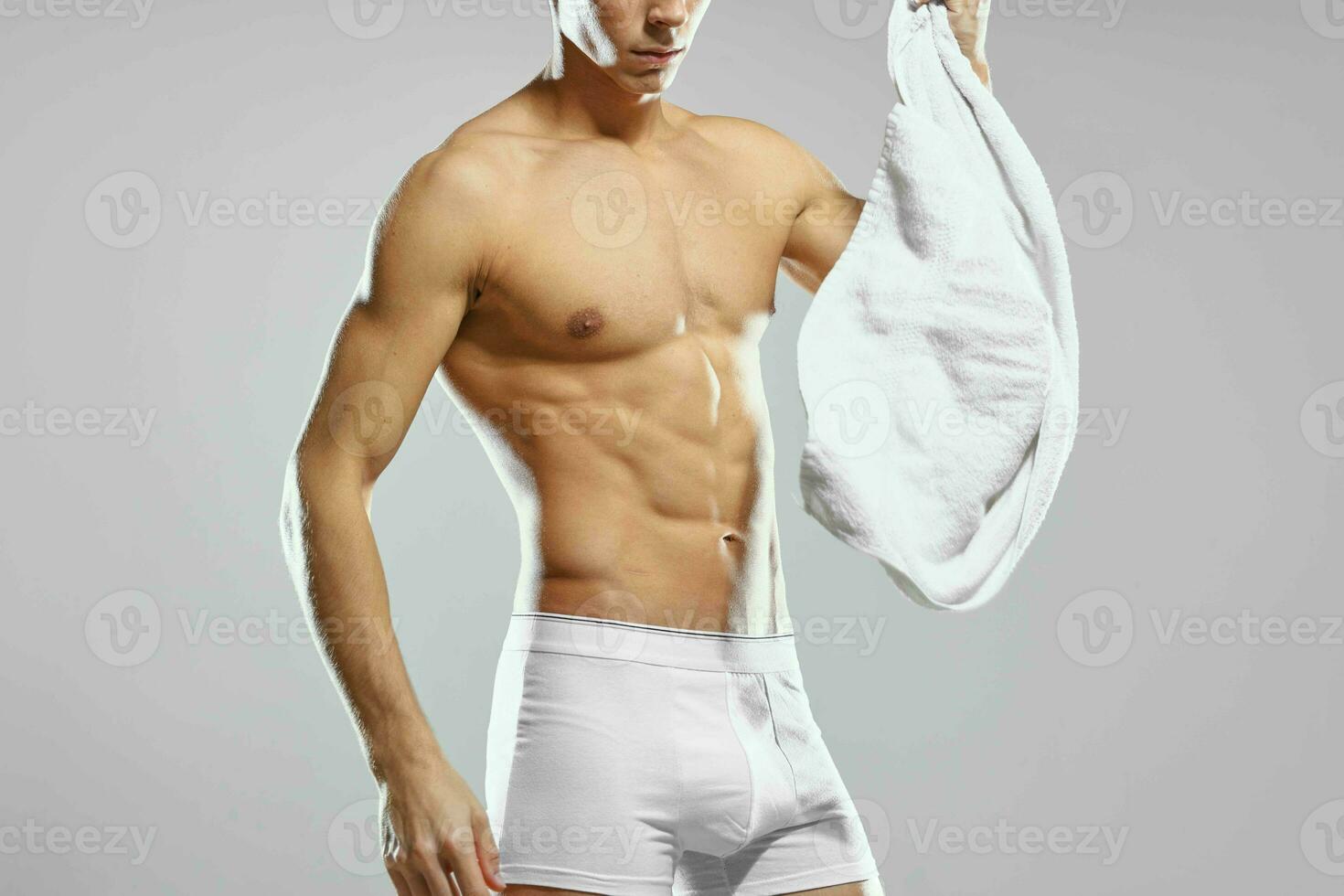 deportivo hombre en blanco pantalones cortos inflado torso posando Moda atleta foto