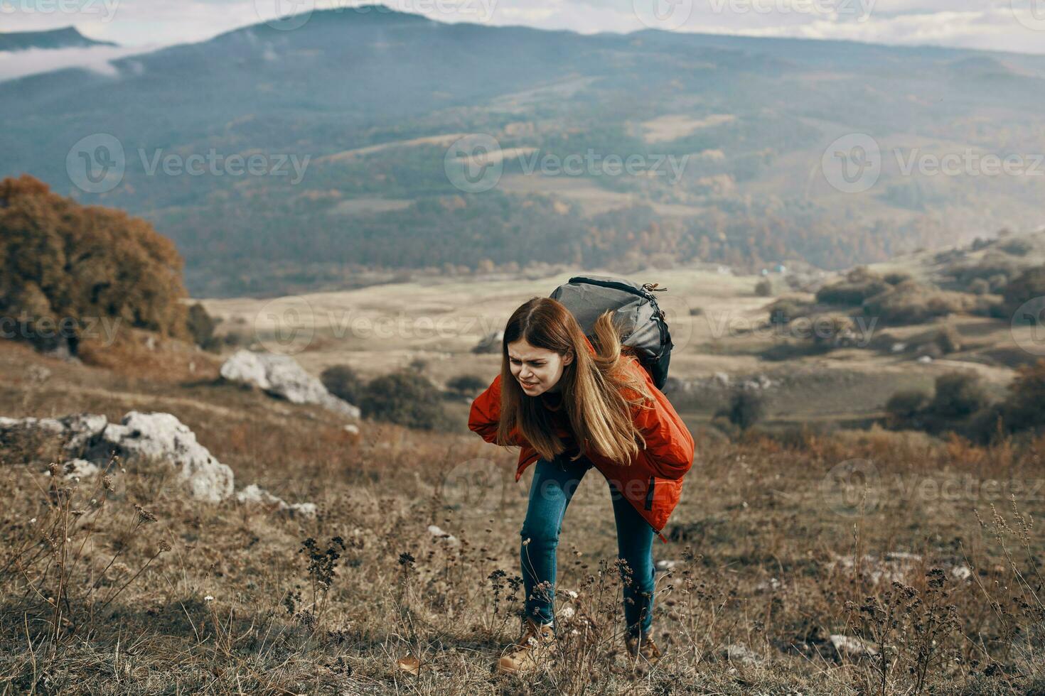 mujer caminante en chaqueta botas con mochila viaje en montañas paisaje  23690487 Foto de stock en Vecteezy