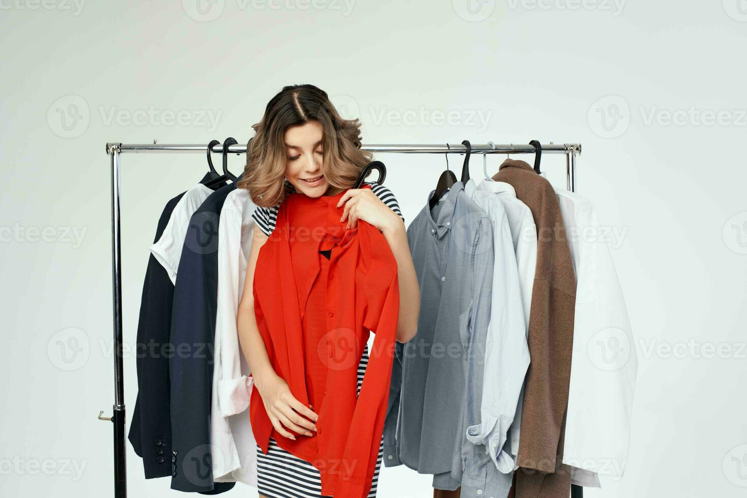 bonito mujer cerca ropa adicto a las compras aislado antecedentes foto